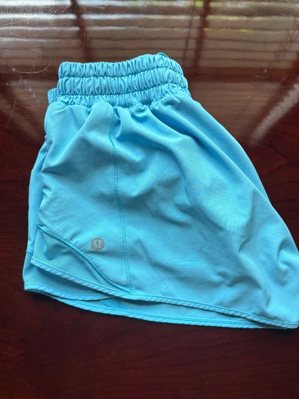 lululemon athletica hotty hot low rise shorts 2.5” (size 4)